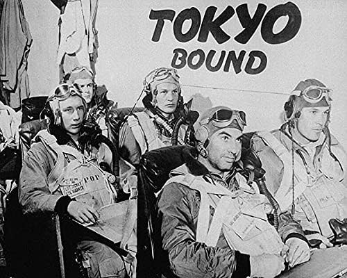 Pilot Breifing prije Tokyo Raid 11x14 Silver halogenide Photo Print